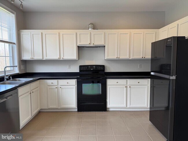 Building Photo - 25 Shawn Ln