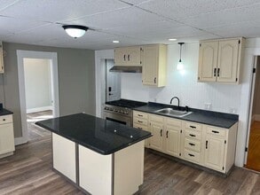 Building Photo - 118 Riddle St