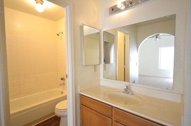 Building Photo - BEAUTIFUL, SPACIOUS 2 BED AND 2 BATH HOME ...
