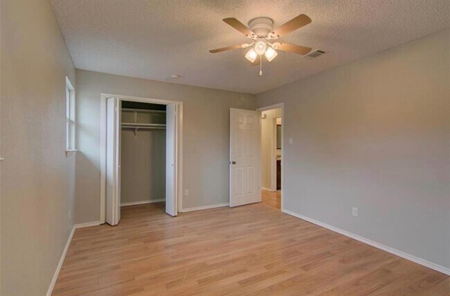 Building Photo - 9705 Meadowheath Dr