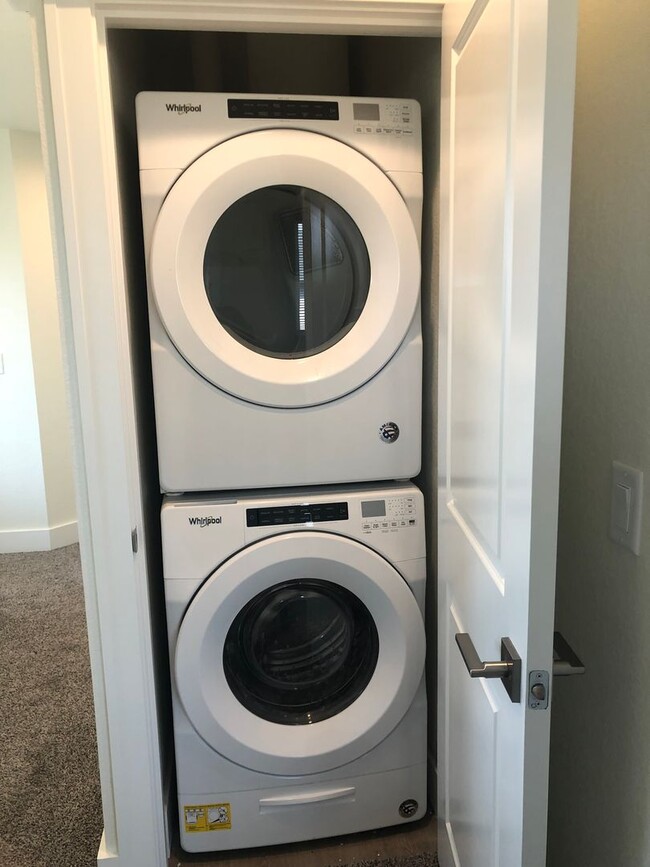 Building Photo - Newer 3 bedroom, 2.5 bath duplex in desirable neighborhood!