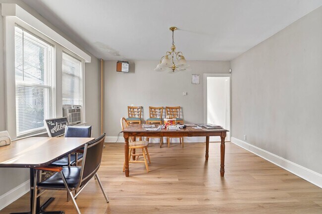 Building Photo - Ewing, NJ – 7BR / 2BA. House near TCNJ. Spacious layout. - Gambourg Properties