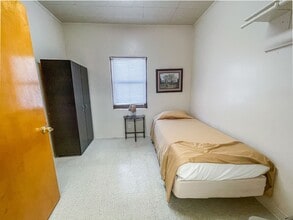 Building Photo - 13 Bedrooms 3 Bathrooms for rent in LOVING NM