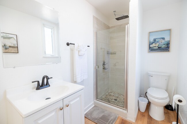 Building Photo - 600 E 8th St