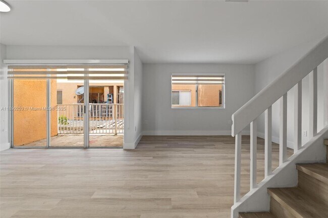 Building Photo - 6255 SW Kendale Lakes Cir