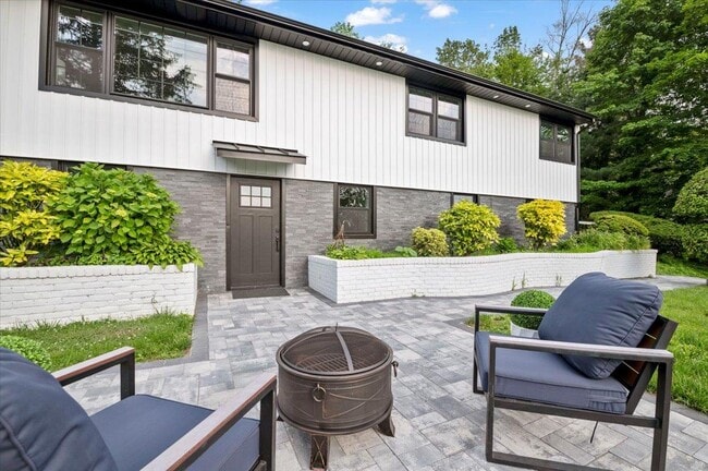 Building Photo - 8 Fairway Pl