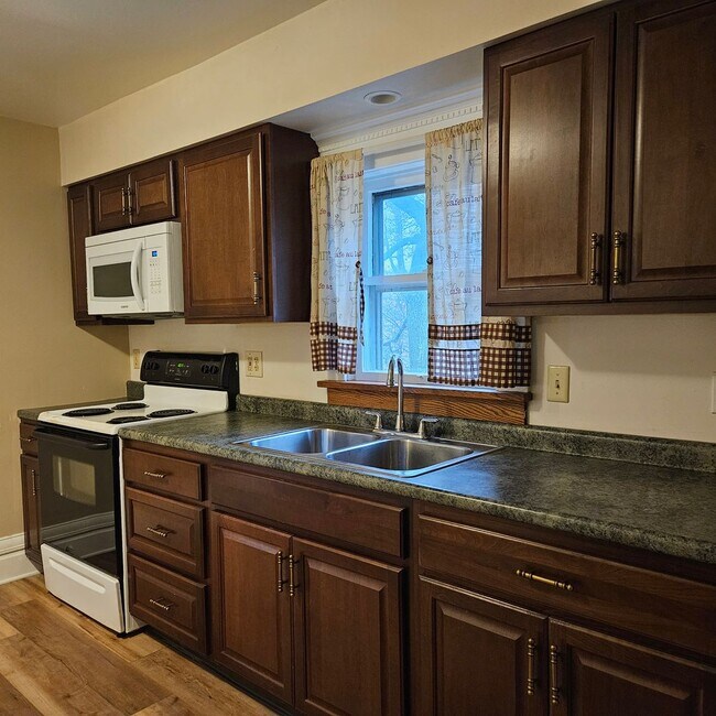 Building Photo - 118.5 W Walnut St