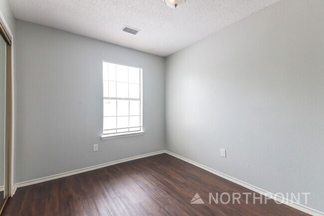 Building Photo - 3 BR/2BA | Updated Single Family Home |  Private backyard | In Dallas!