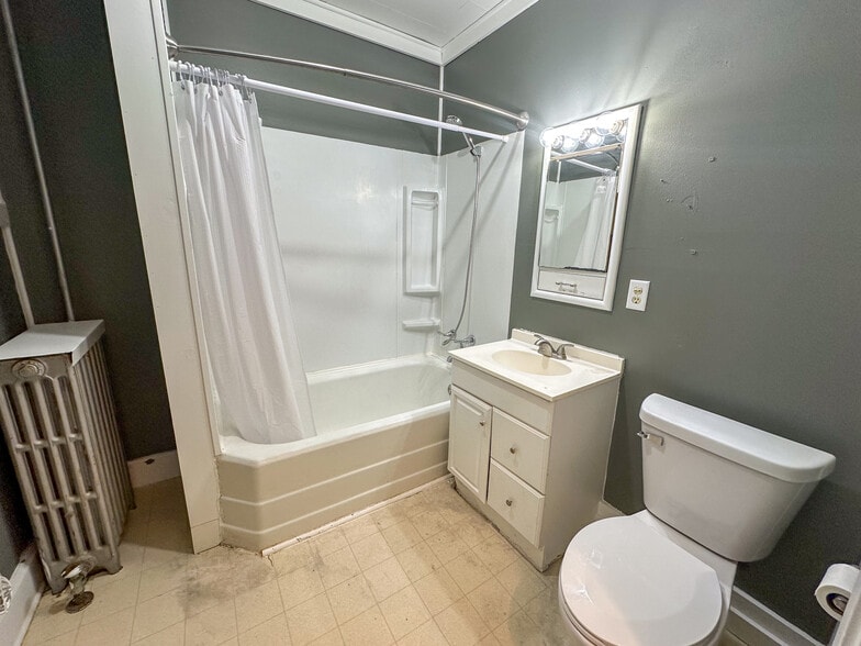 Building Photo - 401 S Oak St