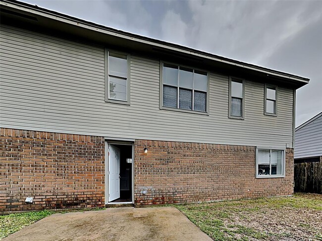 Building Photo - 2902 Cumberland Dr