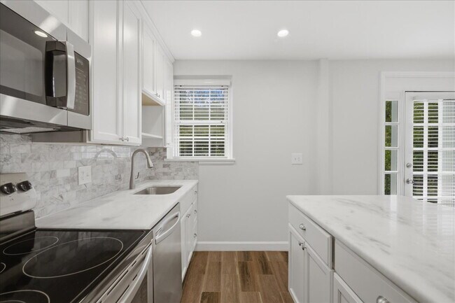 Building Photo - Elegant End-Unit Fairlington Villages Townhome with Private Balcony & Exceptional Community Ameni...