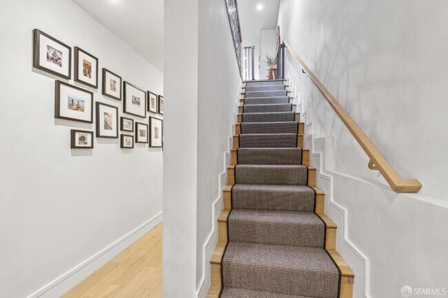 Building Photo - 7 Seymour St