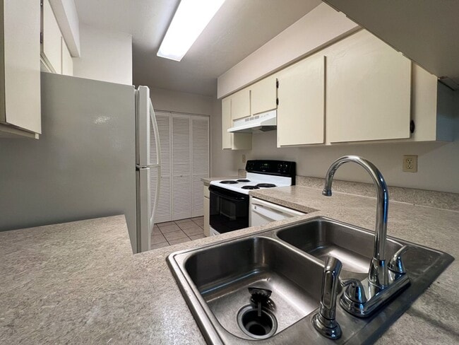 Building Photo - 2BR/1.5 Townhouse in Conveniently Located ...