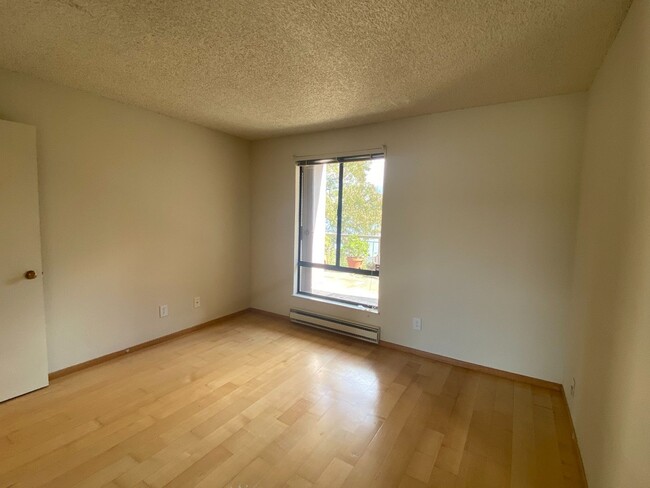 Building Photo - One bedroom condo with hardwood floors - W...