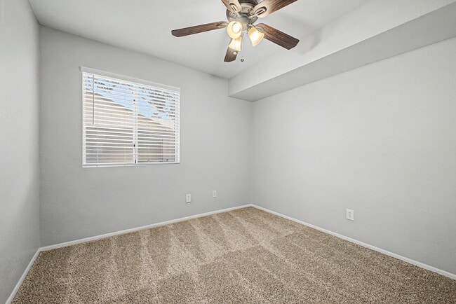 Building Photo - 3223 E Emerald Cir