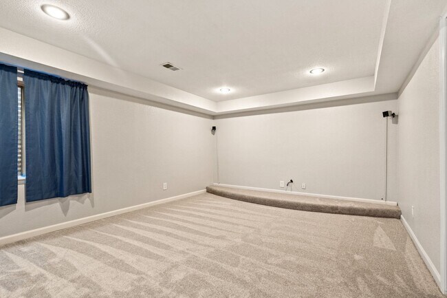 Building Photo - Updated 3-Bedroom Townhome in Ideal Location