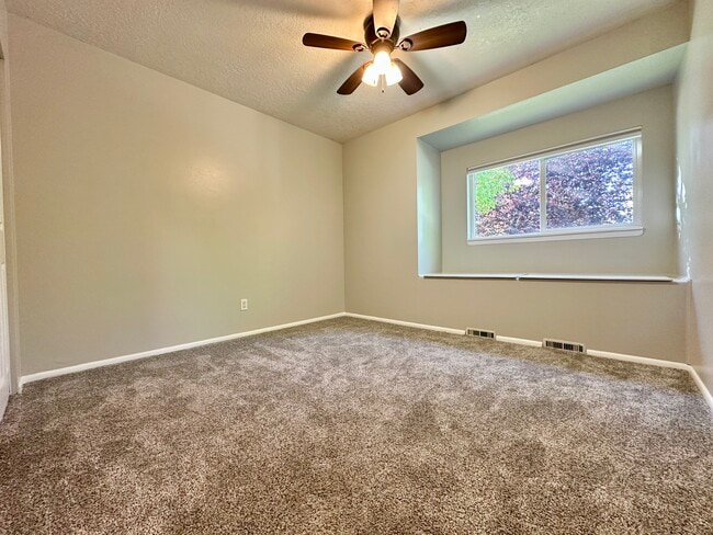 Building Photo - 45 River Cir Dr