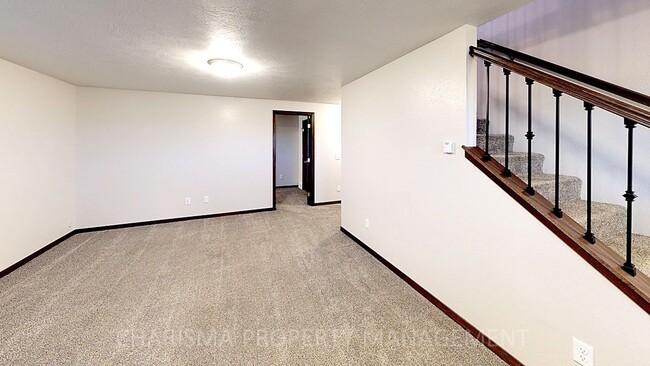 Building Photo - 3 BD, 2 BA TOWNHOME, VAULTED CEILINGS, FIR...