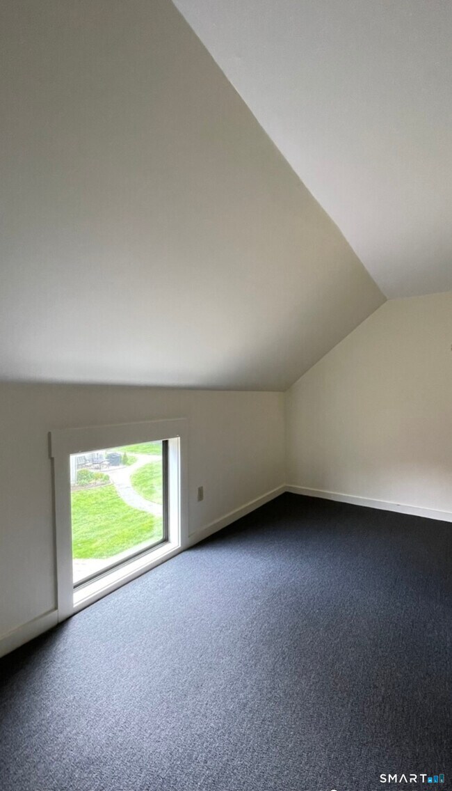 Building Photo - 14b Algonquin Ln