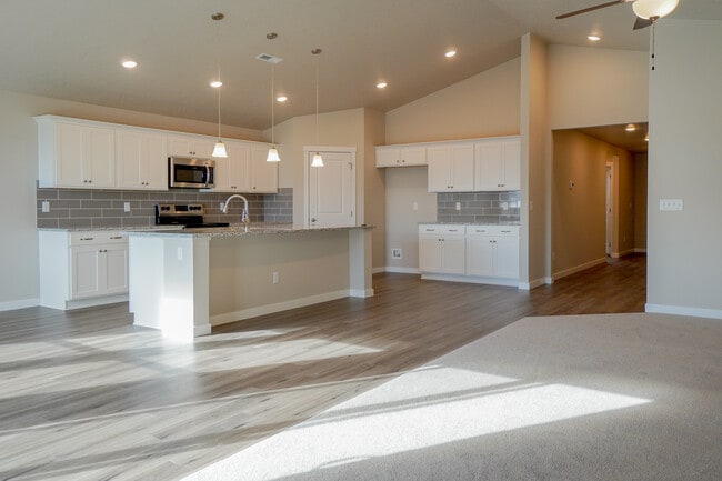Building Photo - 2814 N Cherry Grove Way