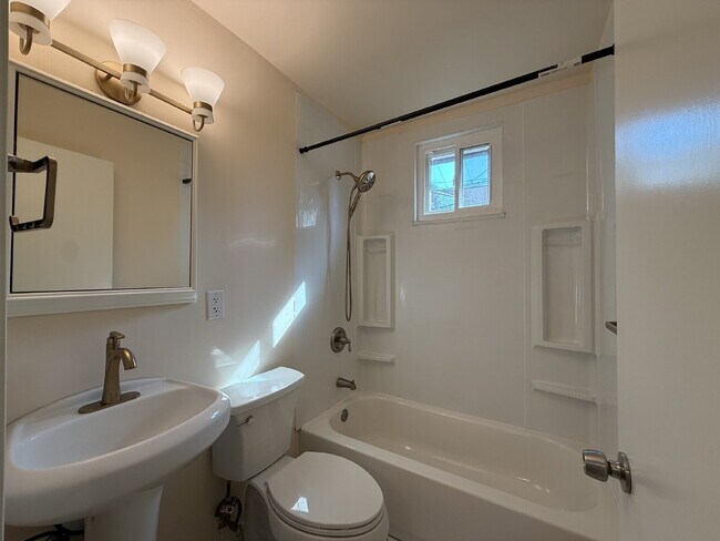 Building Photo - Newly Remodeled 4 Bed 2 Bath in Citrus Hei...