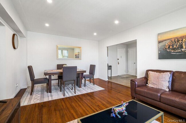 Building Photo - 600 Pelham Rd