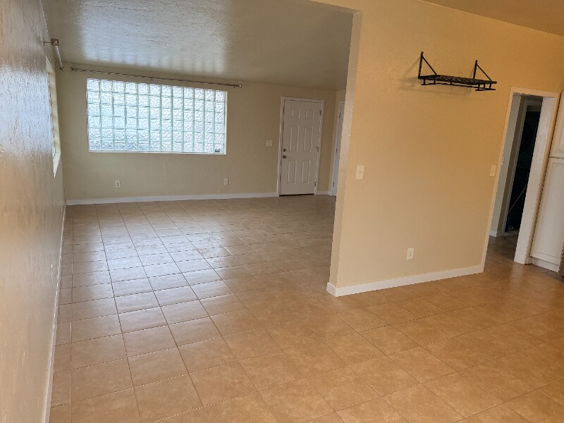 Building Photo - 755 E Holaway Dr