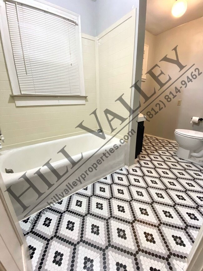 Building Photo - Three Bedroom Home in Edgewood Grove