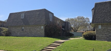Building Photo - First-floor condo with fenced in backyard!
