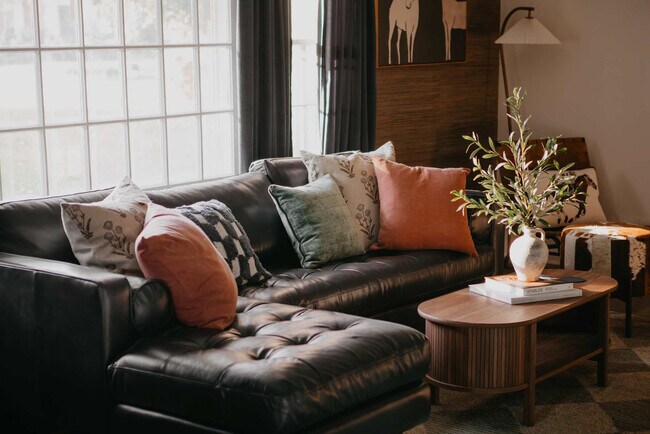 Building Photo - 946 Magnolia St SE