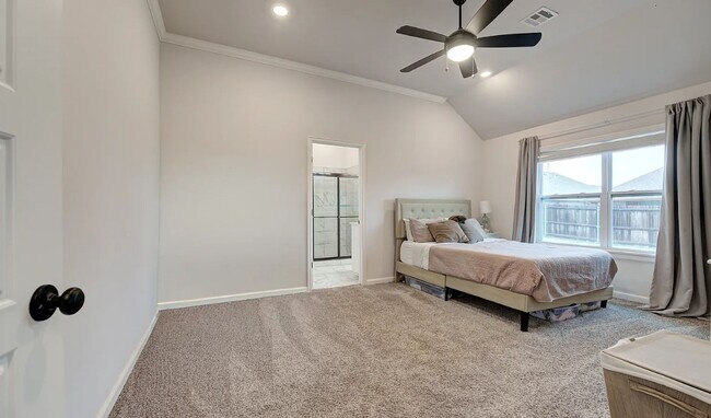 Building Photo - 4 Bedroom 2 Bathroom home with all appliances included