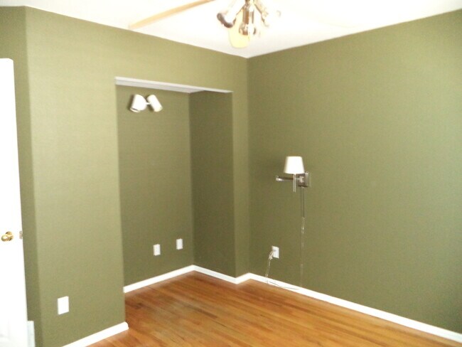 Building Photo - 3 bedrooms plus loft!  Main Floor Master plus so much more!