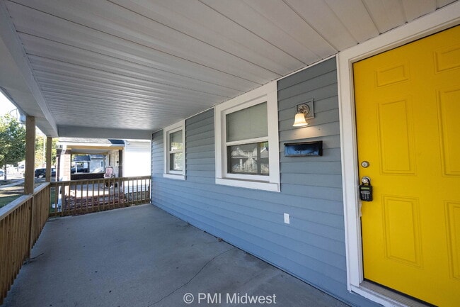 Building Photo - "Charming 3-Bed, 2-Bath Home in Indianapol...