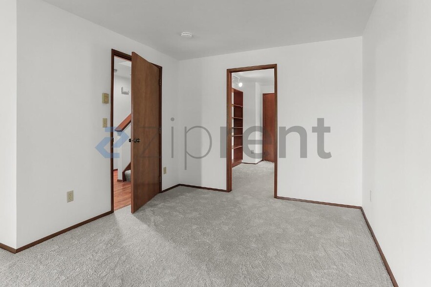 Building Photo - Unit