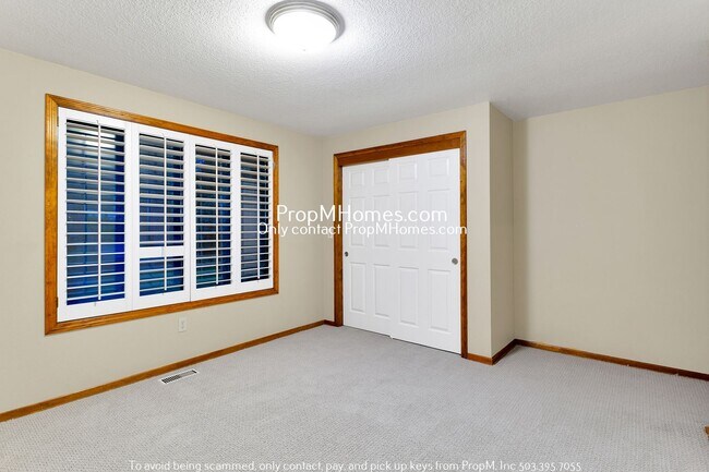 Building Photo - Lake Oswego Beauty! Three Bedroom Ranch Style On 1/4 Acre!