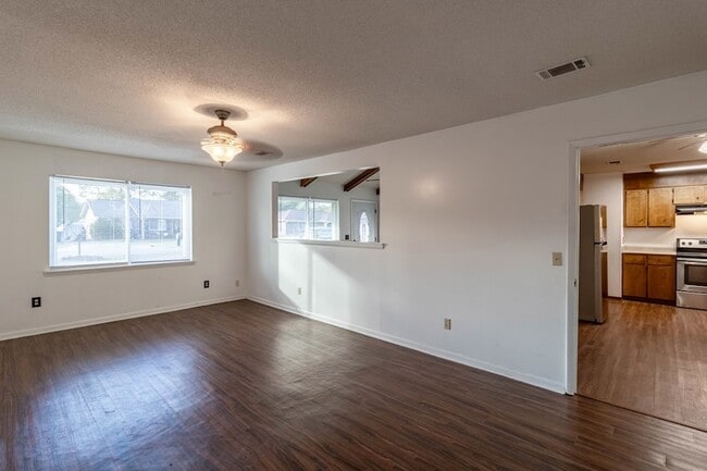 Building Photo - 633 Slade St