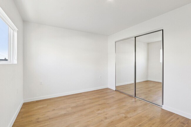 Building Photo - 1422 Tamarind Ave