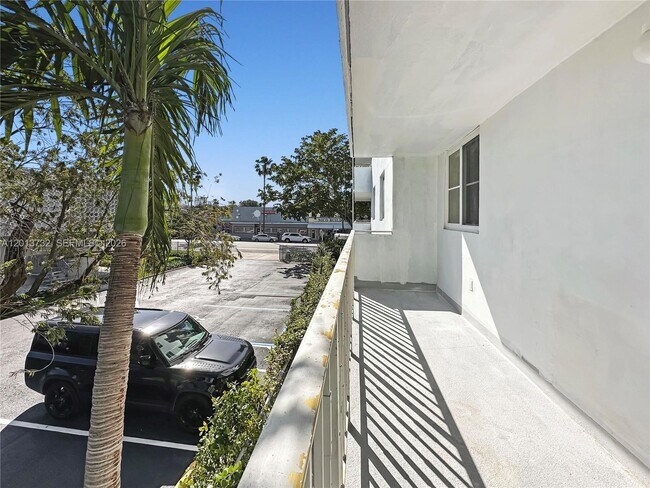 Building Photo - 1145 Normandy Dr