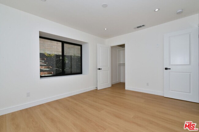 Building Photo - 26065 Farmfield Rd