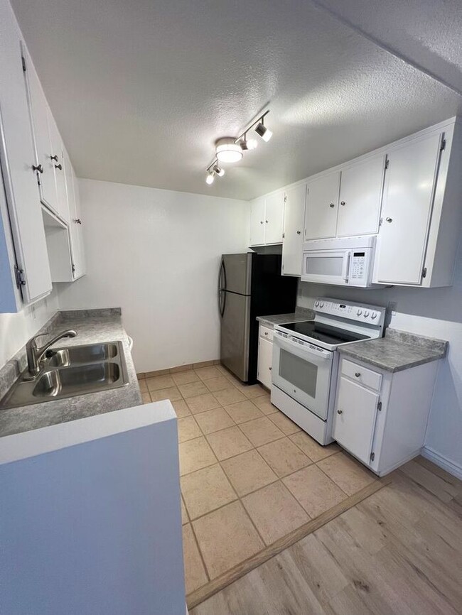 Building Photo - Updated 3 Bed/2 Bath Condo in San Marcos!