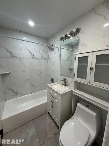 Building Photo - 140-71 Burden Crescent