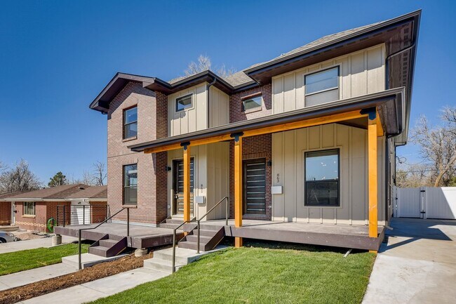 Primary Photo - Beautiful Half Duplex for Rent