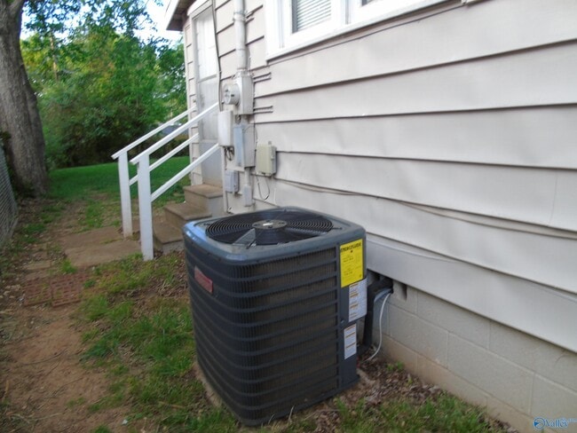 Building Photo - 1423 Stevens Ave NE