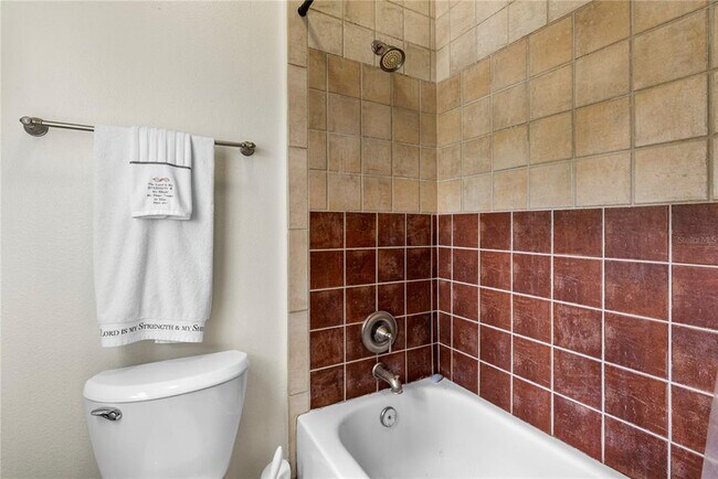 Building Photo - 1352 Oakcrest Ct