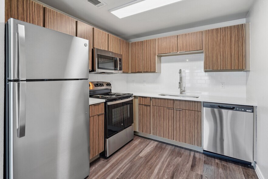 Renovated kitchen with stainless steel appliance package - Azul