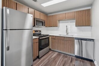 Renovated kitchen with stainless steel appliance package - Azul