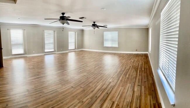 Building Photo - $3,500 Private pool, Solar Panels, 5 Bed, ...