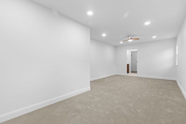 Building Photo - Elevated 5-Bedroom Home in Sandy, UT with Mountain Views!