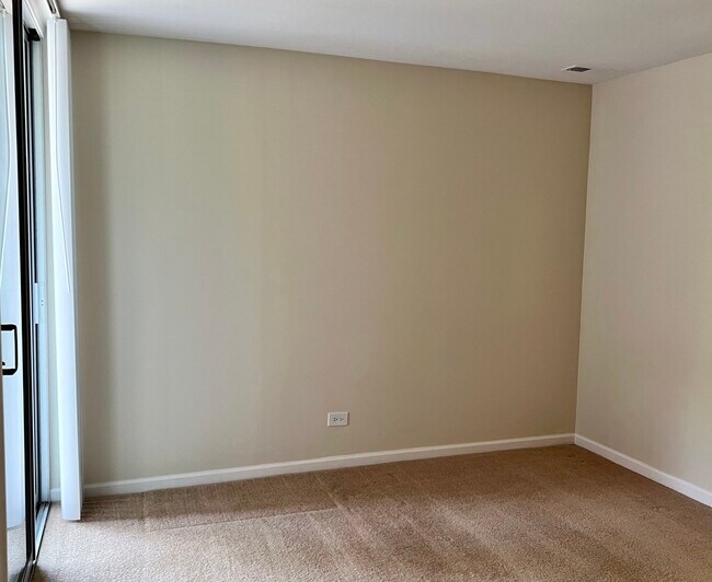 Building Photo - 5900 Oakwood Dr