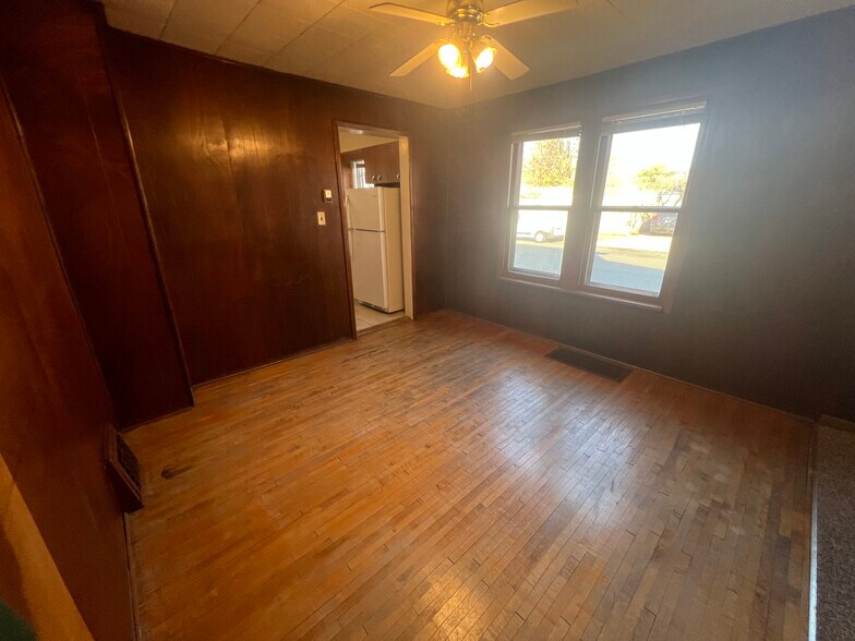 Building Photo - 2041 Charles St